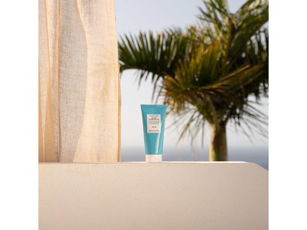 Blød, velduftende, forfriskende og let aftersun creme til ansigt og krop. Hjælper med at reparere og revitalisere huden efter solbadning. Da formlen er beriget med aldersbekæmpende, lindrende og blødgørende ingredienser, er den særlig velegnet til at genoprette hudens fugtbalance samt berolige rød hud. Giver øjeblikkelig lindring og efterlader huden silkeblød. Derudover beskyttes og repareres huden perfekt, så den er forberedt på solbadning næste dag. Formlen er udviklet med 95,5% ingredienser af naturlig oprindelse og 92,1% biologisk nedbrydelige råmaterialer inklusive vand. NØGLEINGREDIENSER BIOMIMETISK PEPTID – beskytter og reparerer hudens DNA ALOE VERA SAFT – lindrer og forfrisker huden ECOCERT CERTIFICERET PHYSALIS ANGULATA – dulmer rødme ECOCERT CERTIFICERET ØKOLOGISK ARGANOLIE – rig på tokoferoler og omega 6 – fugter og genopretter hudbarrieren ANVENDELSE Fordeles på ansigt og krop og masseres ind indtil cremen er helt absorberet. INCI: Aqua / Water / Eau, Coco-Caprylate/Caprate, Glycerin, Hydrogenated Farnesene, Crambe Abyssinica Seed Oil, Glyceryl Stearate Citrate, Behenyl Alcohol, Butyrospermum Parkii Butter / Butyrospermum Parkii (Shea) Butter, Parfum / Fragrance, Isostearyl Alcohol, Phenoxyethanol, Butylene Glycol, Cetyl Alcohol, Butylene Glycol Cocoate, Argania Spinosa Kernel Oil, Xanthan Gum, Physalis Angulata Extract, Caprylic/Capric Triglyceride, Agar, Ethylhexylglycerin, Sclerotium Gum, Lecithin, Pentylene Glycol, Pullulan, Tocopherol, Methyl Diisopropyl Propionamide, Sodium Phytate, Citric Acid, Ethylcellulose, Glycine Soja Oil / Glycine Soja (Soybean) Oil, Sodium Hydroxide, Silica, Acetyl Hexapeptide-51 Amide