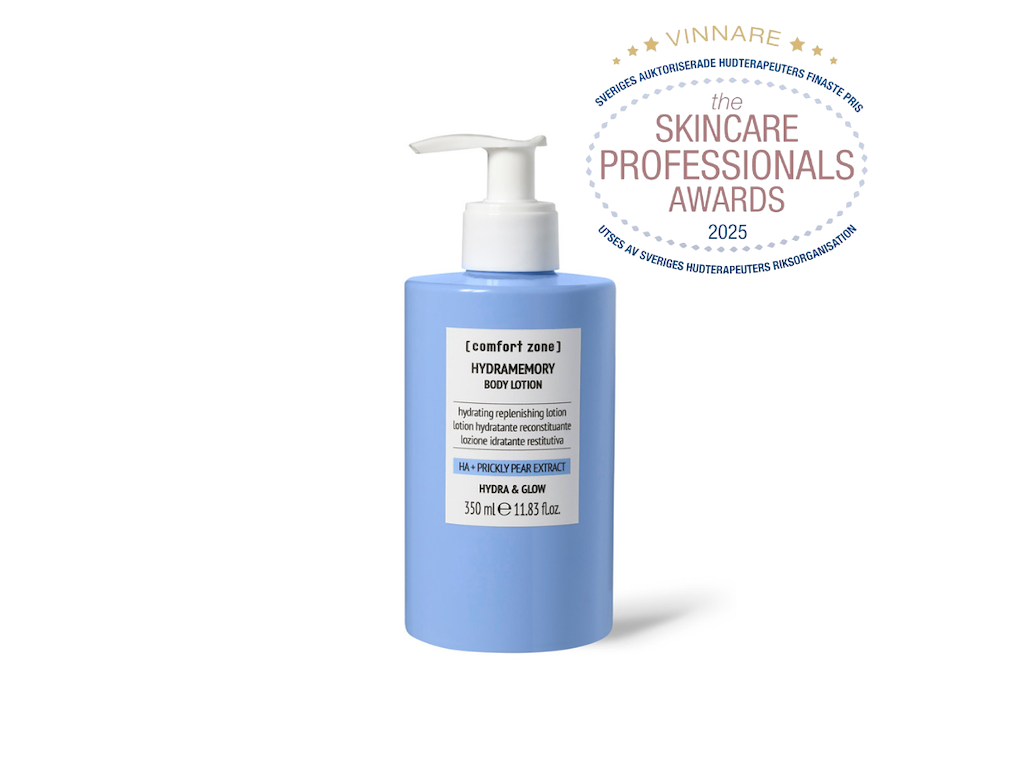 Bodylotion der givet et +26% øget fugtniveau efter 24 timer! Denne fugtgivende bodylotion efterlader huden silkeblød og strålende og er særligt velegnet til dem, der foretrækker en let bodylotion der ikke fedter. Med betaine og makrohyaluronsyre giver denne bodylotion øjeblikkelig og langvarig fugt til huden og forbedrer hudens evne til at holde på vandet! Den veganske formel er beriget med figenkaktusekstrakt fra regenerativt økologisk landbrug for at styrke hudbarrieren, betain for at holde huden hydreret og fløjlsagtig samt makrohyaluronsyre for at give øjeblikkelig blødhed og elasticitet til huden. Den har en frisk unisex-duft. Klinisk testet på alle hudtyper i alle klimaer! INCI: AQUA / WATER / EAU*, GLYCERIN*, C9-12 ALKANE*, BUTYLENE GLYCOL*, COCO-CAPRYLATE/CAPRATE*, CRAMBE ABYSSINICA SEED OIL*, PENTYLENE GLYCOL*, SQUALANE*, BEHENYL ALCOHOL*, C10-18 TRIGLYCERIDES*, CANOLA OIL*, CETEARYL ALCOHOL*, SIMMONDSIA CHINENSIS SEED OIL / SIMMONDSIA CHINENSIS (JOJOBA) SEED OIL*, SODIUM STEAROYL GLUTAMATE*, PARFUM / FRAGRANCE, BETAINE*, SUCROSE DISTEARATE*, BUTYROSPERMUM PARKII BUTTER / BUTYROSPERMUM PARKII (SHEA) BUTTER*, XANTHAN GUM*, PROPYLENE GLYCOL*, CHLORPHENESIN, C14-22 ALCOHOLS*, CITRIC ACID*, SODIUM HYALURONATE*, CETYL PALMITATE*, OPUNTIA FICUS-INDICA STEM EXTRACT*, SODIUM PHYTATE*, LIMONENE, POTASSIUM SORBATE, SODIUM BENZOATE.